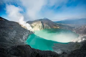 دریاچه آتشفشانی ایجن؛ زیبایی فیروزه‌ای با خطری نامرئی