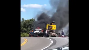 آتش گرفتن خودرو حمل جرثقیل در ایالات آریزونا آمریکا