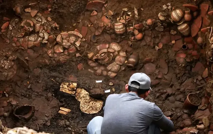 کشف گنجینه کوزه‌ها و طلا در یک مقبره باستانی هزار ساله