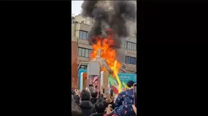 آتش زدن مجسمه جفری اپستین توسط ایرانیان در میدان انقلاب