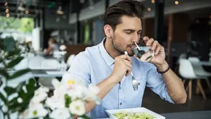 حتی اگر تشنه نیستید، این ۶ علامت می‌گوید بدن‌تان آب می‌خواهد!