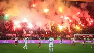 آتش‌سوزی در دربی بلگراد؛ هواداران پارتیزان ورزشگاه را به حاشیه کشاندند