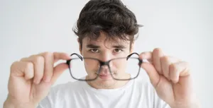 آیا تاری دید شما فقط خستگی است یا علامتی از یک مشکل جدی؟